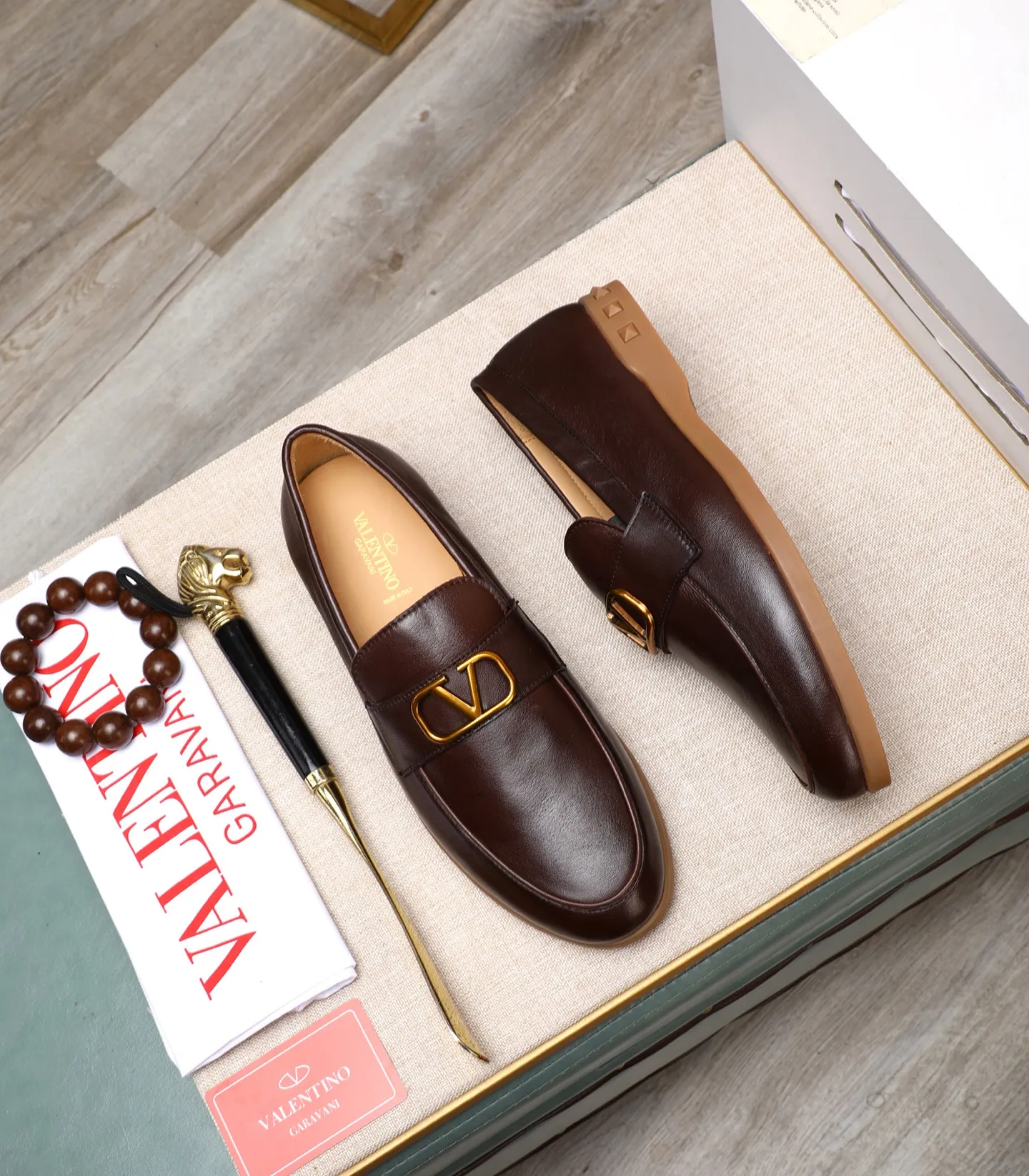 Men's shoes 💰520 [Valentino-Valentino] High-quality boutique men's shoes. The same style as the celebrities, original and authentic.✅ Made of imported cowhide + original apricot cowhide lining. The French luxury model is priced at 14,080 Swiss francs. It is also a Paris Fashion Week catwalk model. A brand can be deeply rooted in your heart, and a pair of shoes can make you linger. What you wear is not only noble, but also an aura. 👻Standard 38-45